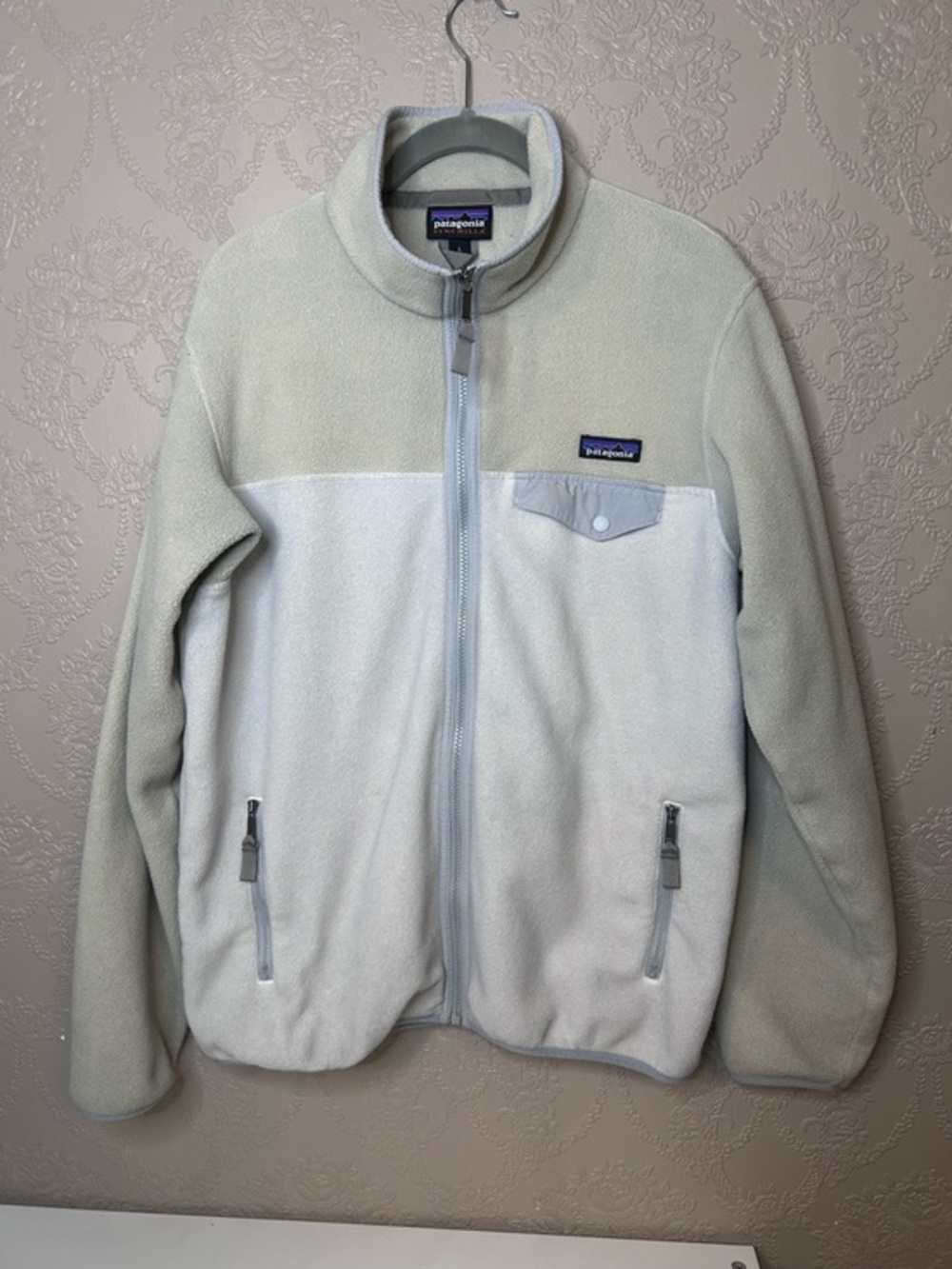 Patagonia Two-Tone Light Gray and Off-White Fleece Jacket Synchilla